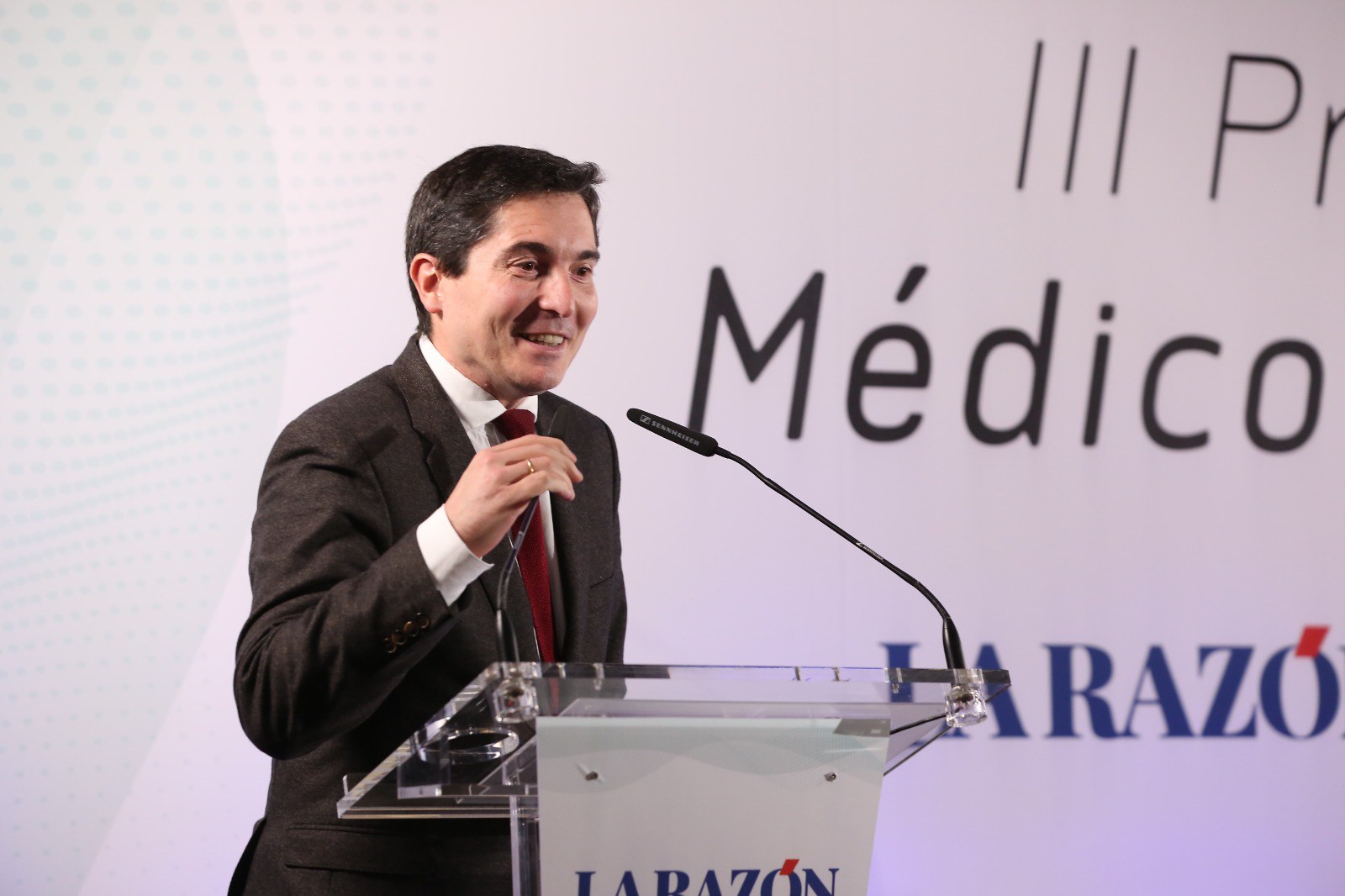El Dr. Javier Mareque, coordinador de l’IOMA, ha rebut el premi Médicos del Año 2021 en la categoria de Cirurgia Maxil·lofacial